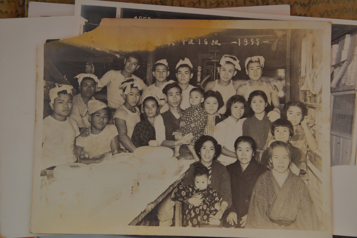 写真・図版 : 末廣製菓の人々の古い写真。創業者の故郷・宮古島出身の人が集まっていた