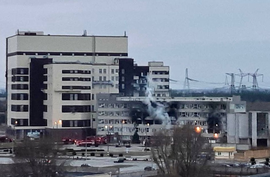 写真・図版 : ロシアの攻撃で焼けたウクライナ南部のザポリージャ原発の訓練棟。ウクライナの原子力企業「エネルゴアトム」が2022年3月4日、SNSに投稿した
