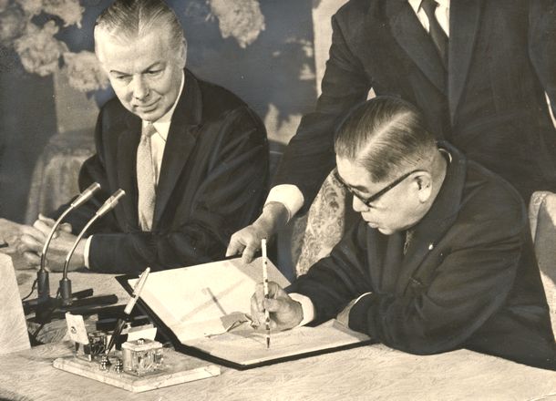 写真・図版 : 沖縄返還協定に調印する愛知揆一外相（右）とアーミン・マイヤー駐日大使=1971年6月17日、首相官邸