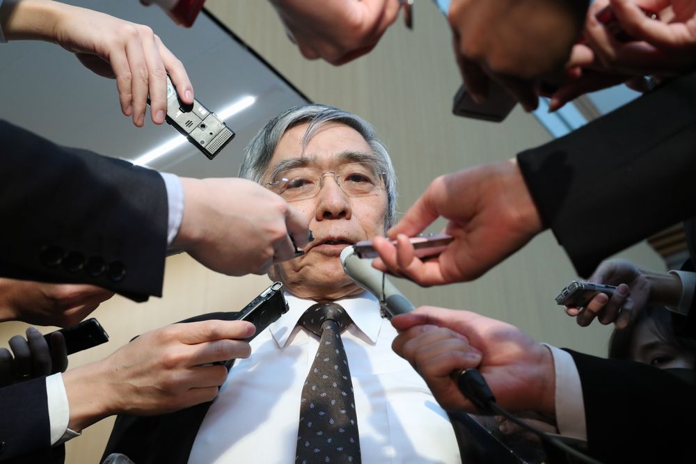 写真・図版 : 記者団の質問に答える黒田日銀総裁
