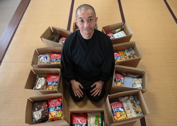 写真・図版 : 認定NPO法人「おてらおやつクラブ」代表理事・松島靖朗さん＝2021年8月、奈良県田原本町の安養寺