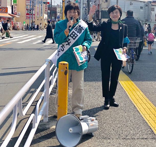 写真・図版 : 歩道で演説をする藤田みちるさん。隣は応援にきた円より子。