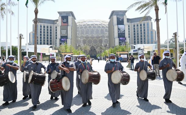 写真・図版 : アラブ首長国連邦（ＵＡＥ）の商都ドバイで開かれたドバイ万博。太鼓隊が民族音楽で来場者を出迎えた＝２０２１年１０月１日午前、伊藤喜之撮影