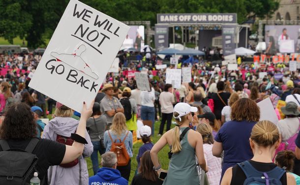 写真・図版 : 中絶の権利を求め、米ホワイトハウス近くの広場で抗議デモに参加する人たち＝5月14日、ワシントン