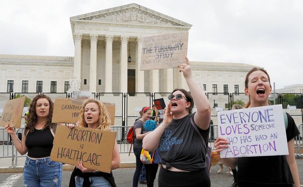 写真・図版 : 中絶の権利を求め、連邦最高裁前で抗議デモに参加する人たち＝5月14日、ワシントン