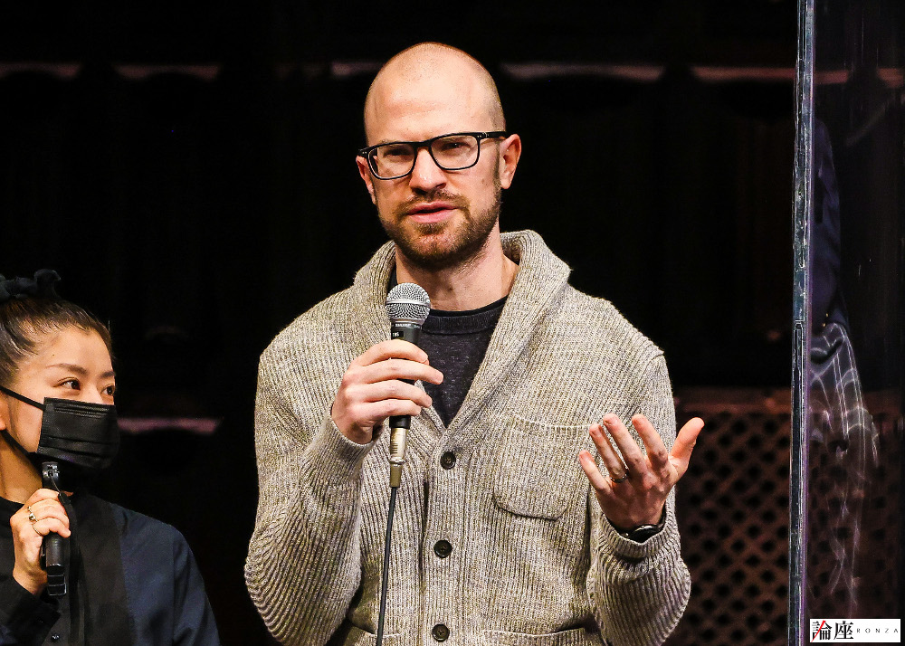 『ハリー・ポッターと呪いの子』製作発表会見から、演出補のコナー・ウィルソン=森好弘 撮影
