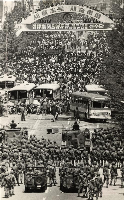 写真・図版 : 光州事件。バスを挟んで軍と向き合うデモ隊＝1980年5月、韓国・光州、東亜日報提供