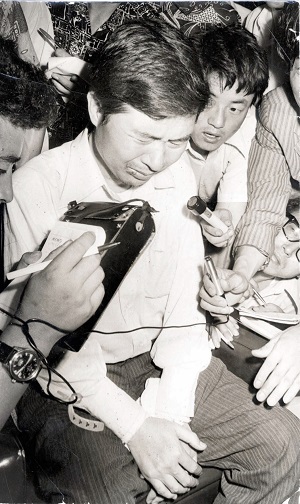 写真・図版 : 東京都内のホテルで拉致された後、ソウルで解放された金大中氏＝1973年8月13日、ソウル、東亜日報提供
