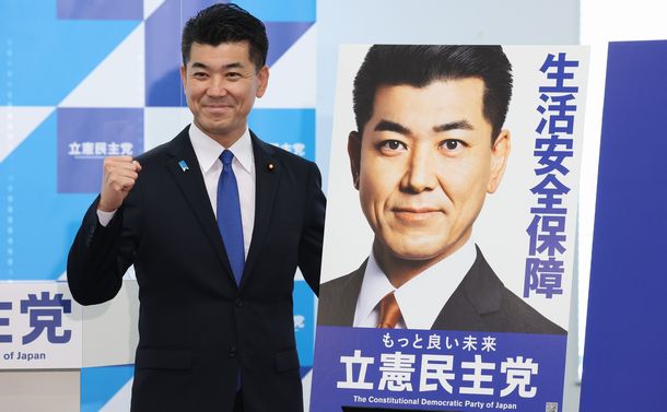 写真・図版 : 立憲民主党の新ポスターを発表する泉健太代表＝2022年4月25日、国会内