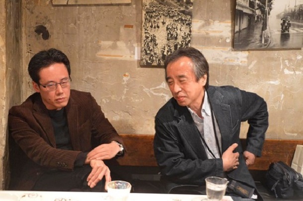 写真・図版 : 京都・八文字屋にて白井聡さん(左)と＝撮影・甲斐扶佐義さん