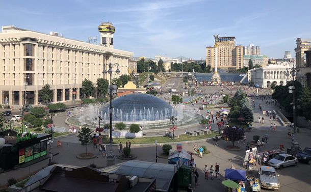 写真・図版 : ウクライナ侵攻前のキーウ中心部、噴水広場