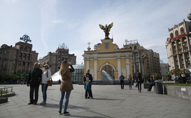 写真・図版 : ウクライナ侵攻前のキーウ中心部、独立広場