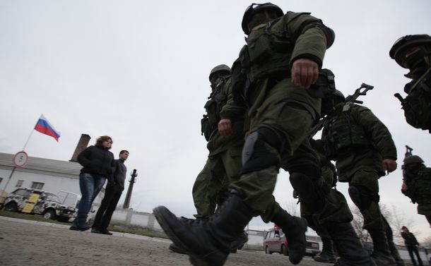 写真・図版 : ウクライナ軍の基地を包囲し監視を続けるロシア軍とみられる兵士たち＝2014年3月、ウクライナ・クリミア自治共和国シンフェロポリ近郊