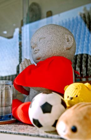 写真・図版 : 被害児童の一周忌には「童地蔵」がつくられた＝兵庫県明石市