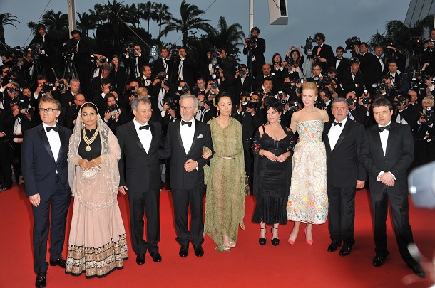 写真・図版 : 2013年のカンヌ国際映画祭で、河瀨直美監督(中央)はコンペ部門の審査員を務めた。左隣は審査員長のスティーヴン・スピルバーグ監督　Jaguar PS/Shutterstock.com