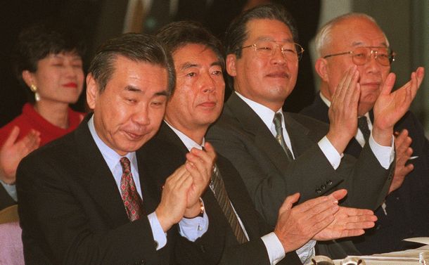 写真・図版 : 新進党解党から3週間後に太陽党（羽田党首）、国民の声（鹿野道彦党首）、フロムファイブ（細川代表）の3党が合流した。民政党結党総会に臨んだ前列左から羽田孜、細川護煕、鹿野道彦の各氏。後ろは円さん＝1998年1月23日、東京・紀尾井町 
 