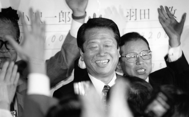 写真・図版 : 新進党の党首に選ばれ笑顔を見せる小沢一郎幹事長＝1995年12月27日、東京・紀尾井町 
