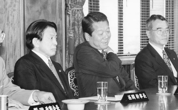 写真・図版 : 新進党の役員会に出席した小沢一郎党首（中央）と西岡武夫幹事長（左）、神崎武法総務会長（右）＝ 1996年8月9日、国会内 
