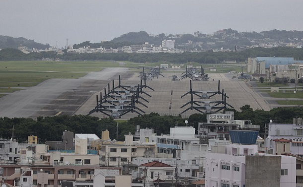 写真・図版 : 復帰50年を迎えた普天間飛行場。オスプレイが並んで駐機されていた＝2022年5月15日、沖縄県宜野湾市