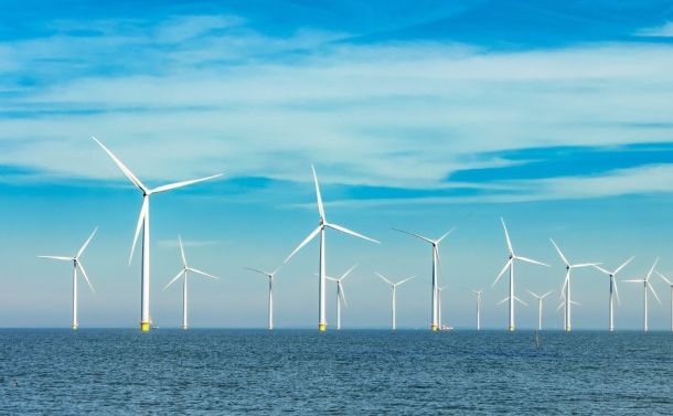写真・図版 : 洋上風力発電の例＝shutterstock.com