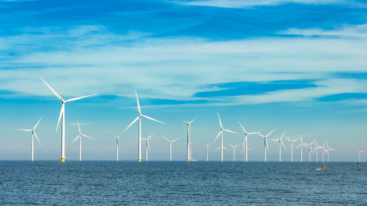 写真・図版 : 洋上風力発電の例＝shutterstock.com