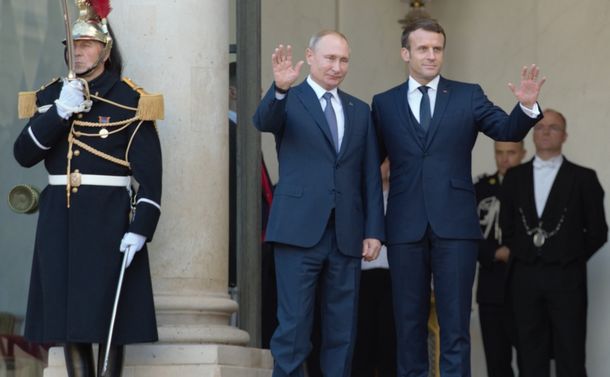 写真・図版 : ウクライナ東部紛争の和平を協議する4カ国首脳会談を前に、パリの大統領府でロシアのプーチン大統領を迎えるマクロン仏大統領＝2019年12月9日