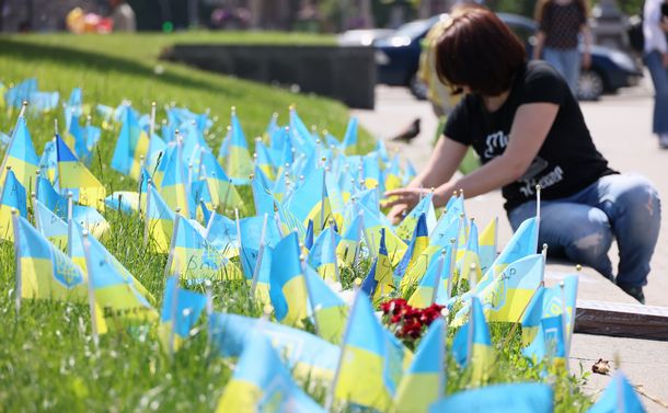 写真・図版 : ウクライナの首都・キーウの独立広場でロシアの軍事侵攻による犠牲者を追悼する国旗が風に揺れていた＝2022年6月1日