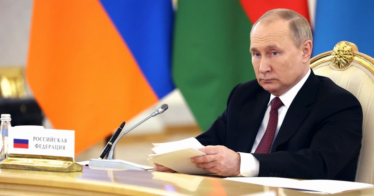 写真・図版 : CSTO首脳会議に臨むロシアのプーチン大統領＝2022年5月16日、ロシア大統領府提供