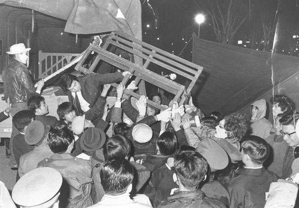 状況劇場が新宿西口の公園にテント劇場を設置し、上演を強行しようとしたため、機動隊が出動し排除する騒ぎになった。写真は都職員（手前）の警告を無視して、トラックから大道具をおろそうとする劇団員1969年1月3日東京・新宿西口中央公園.