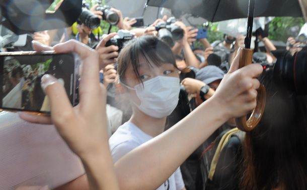 写真・図版 : 刑期を終えて出所した周庭（アグネス・チョウ）氏。報道陣の呼びかけにも応じず、少し疲れた様子で迎えの車に乗り込んだ＝2021年6月12日、香港