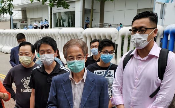 写真・図版 : 保釈後、記者団の取材に応じる李柱銘氏（前列右から2人目）＝2020年4月18日、香港
