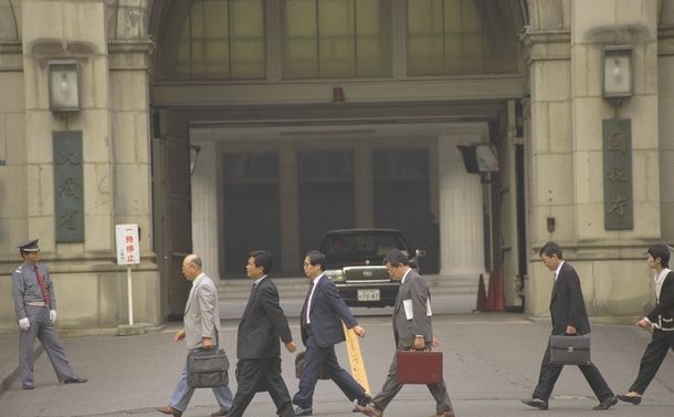 写真・図版 : 大蔵省の正面玄関＝東京・霞が関、1995年撮影