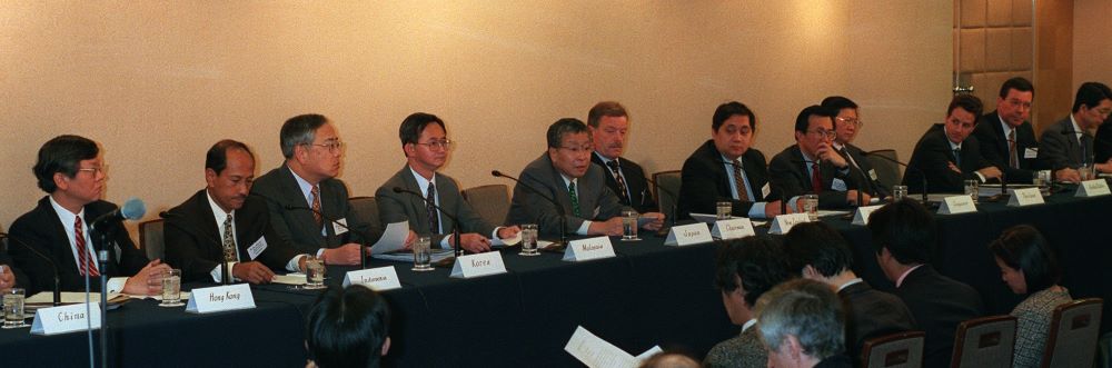 写真・図版 : 国際会議後の記者会見。中央が筆者（当時財務官）＝東京・虎ノ門、1998年