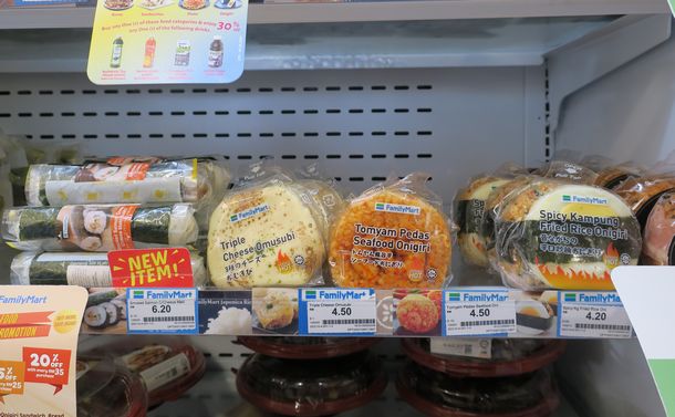 写真・図版 : マレーシアのコンビニで売られているおにぎり。チャーハンおみぎりやトムヤムクン味おにぎり、チーズおにぎりなどが並ぶ＝IZWAN IS/shutterstock