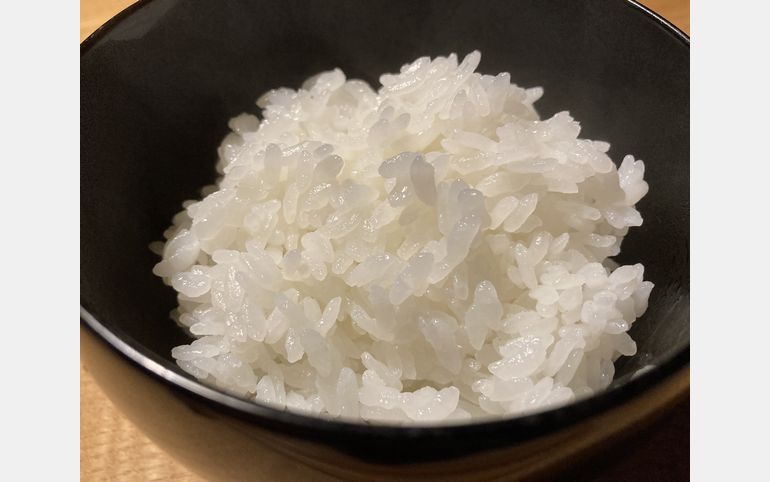 写真・図版 : 筆者が炊いたお米。一粒ひとつぶがしっかり立っている