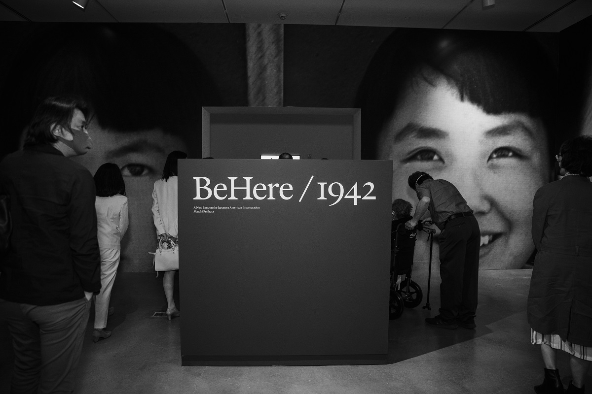写真・図版 : 『BeHere / 1942』展のエントランス＝ロサンゼルスの全米日系人博物館、Ning Wong Studios