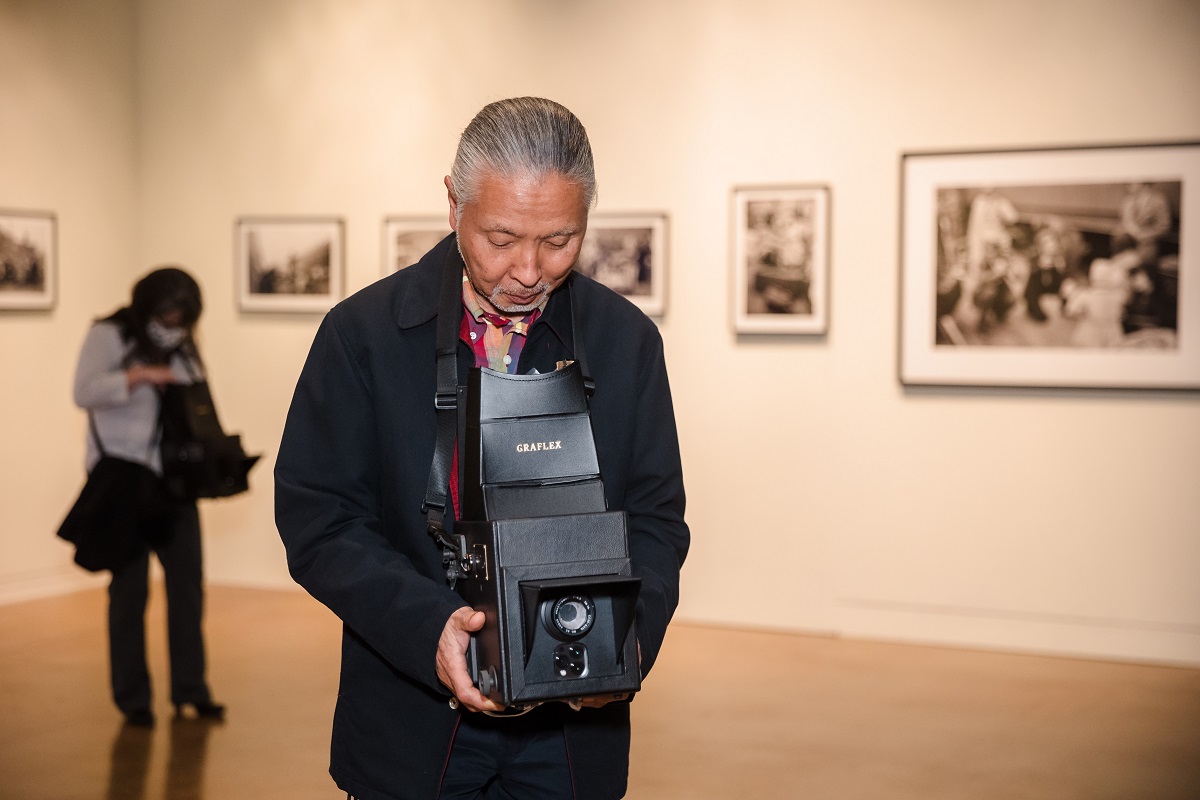 写真・図版 : 当時使用されたカメラの模型を使ってARを体験する様子＝ロサンゼルスの全米日系人博物館、Ning Wong Studios