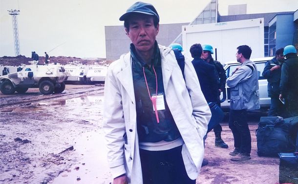 写真・図版 : 1993年、ボスニア・ヘルツェゴビナ紛争の取材でサラエボに入った橋田信介。防弾チョッキを着ている＝橋田幸子さん提供