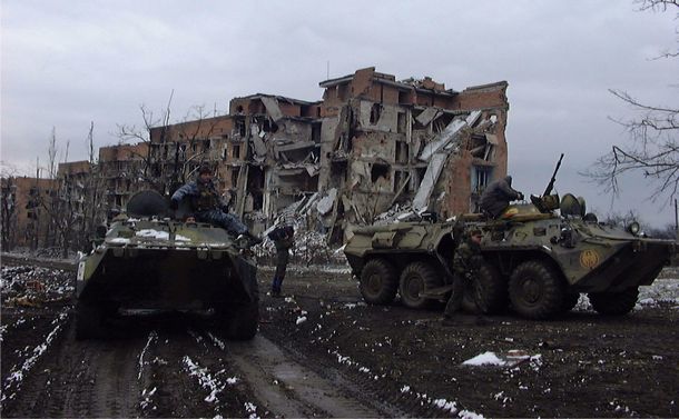 写真・図版 : 制圧したグロズヌイ市内を装甲兵員輸送車で警備するロシア兵士たち＝2000年2月