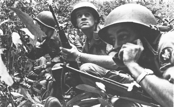 写真・図版 : ベトナム戦争での南ベトナム政府軍とアメリカ軍の共同部隊＝1965年2月
