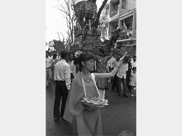 写真・図版 : 1968年10月にアメリカ軍が北爆を停止して以来、攻勢を避けていた南ベトナム民族解放戦線が、テト（旧正月）明けの1969年2月23日未明、24省の125カ所以上の軍事施設などを一斉に砲撃した。夜が明けたサイゴン（現ホーチミン市）で、ビン・ギエム寺に日本の福島県仏教会から贈られた「平和の鐘」が初めて鳴らされ、この鐘を先頭に仏教徒たちが市内を行進した