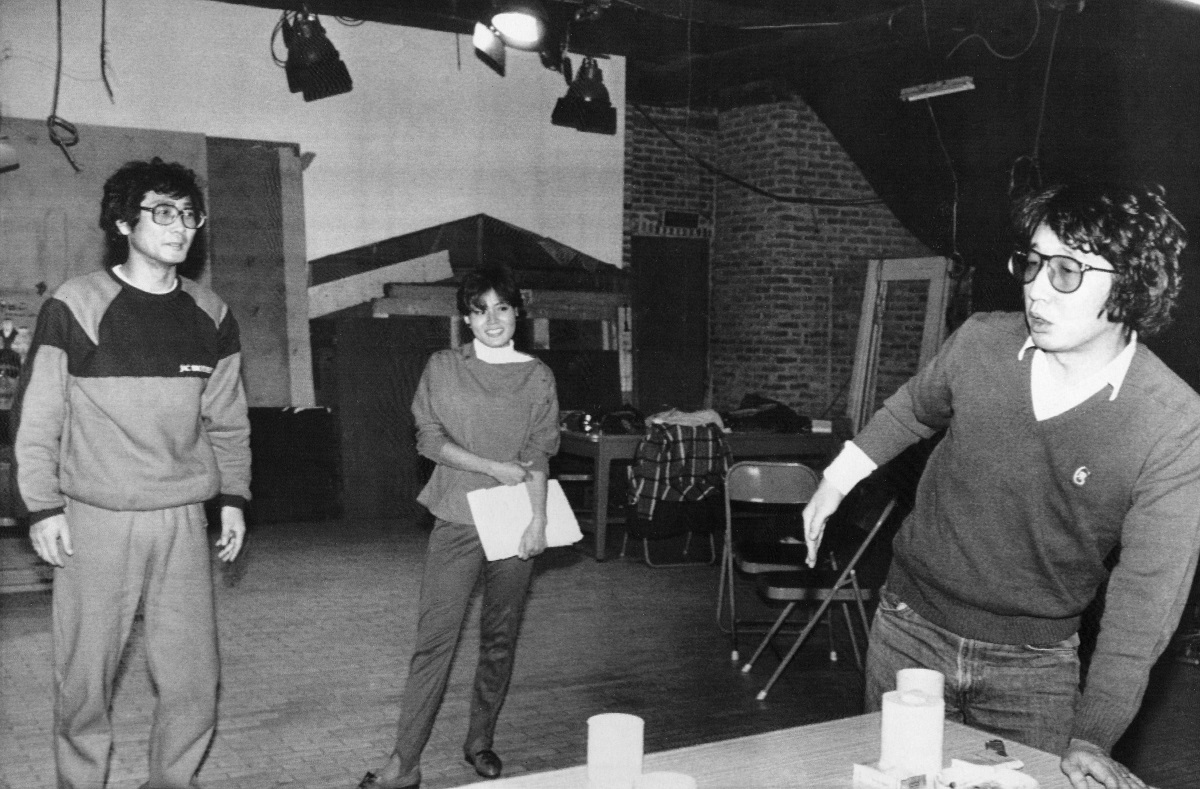 写真・図版 : ソウル版『熱海殺人事件』稽古場での（左から）全茂松、金知淑、つかこうへい＝1985年