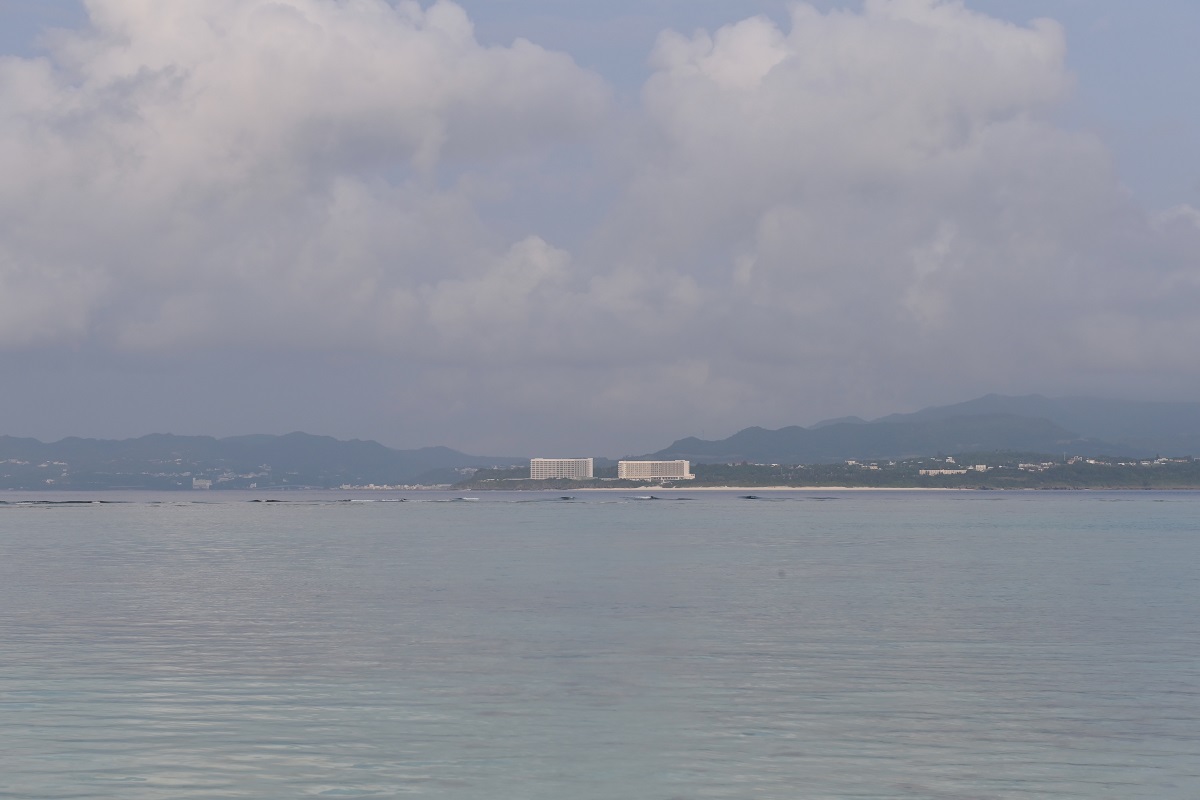 写真・図版 : 水納島から瀬底島を望む＝筆者撮影