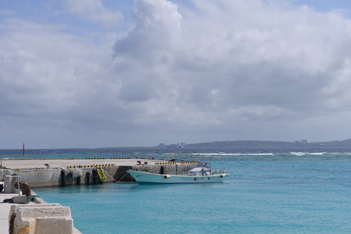 写真・図版 : 水納港とダイビング用ボート＝沖縄県本部町