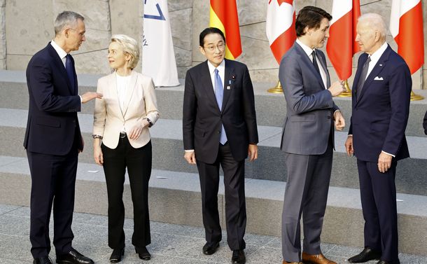 写真・図版 : G7首脳会合での岸田文雄首相（中央）＝2022年3月24日、ブリュッセル