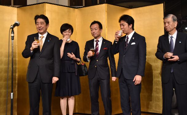 出席者が撮影した「桜を見る会」前日の夕食会の様子。安倍晋三首相と妻昭恵氏（左から2人目）らがグラスを手にマイクの前に立っている＝2017年4月14日、東京都千代田区のホテルニューオータニ