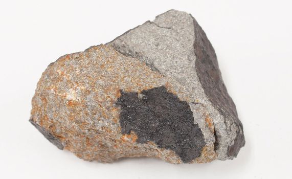 写真・図版 : 千葉県で見つかった隕石＝国立科学博物館提供