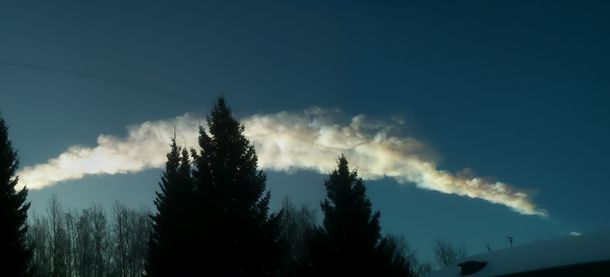 写真・図版 : 2013年2月、ロシアのチェリャビンスク市近くに落ちた隕石に伴う雲＝shutterstock.com