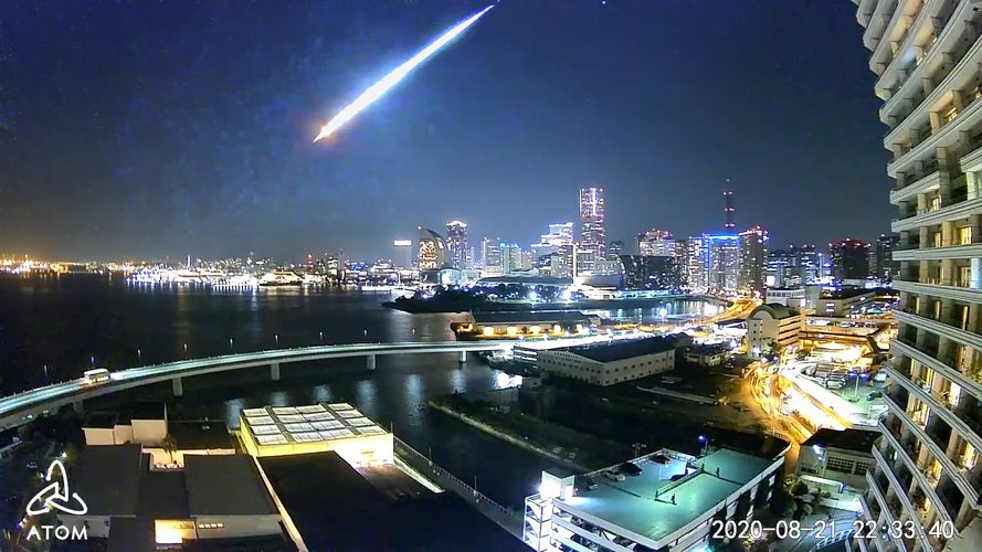 写真・図版 : まぶしい光を放ちながら落下する火球＝2020年8月21日午後10時30分ごろ、横浜市でアトムテックが撮影した動画から