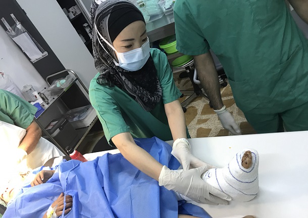 写真・図版 : モスル東部の病院で緊急医療支援に従事する白川さん＝2017年7月、国境なき医師団提供 